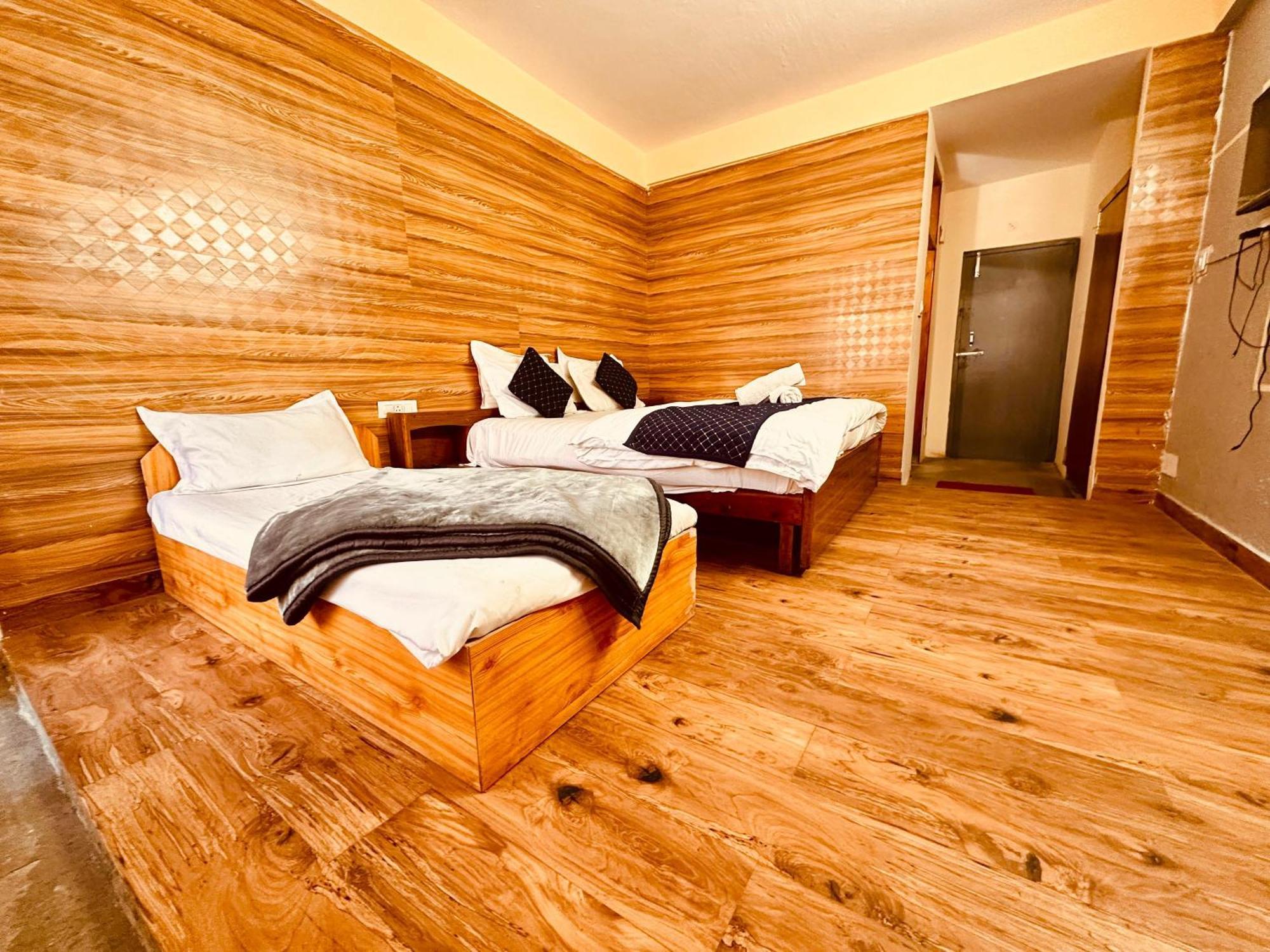 Hotel D Kanchan Manali Buitenkant foto